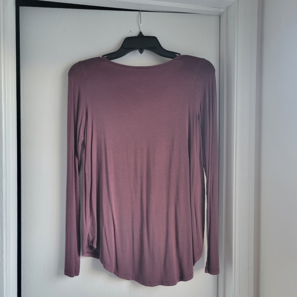 🟣Criss cross vneck - Picture 3 of 3